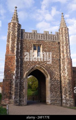 Porta dell'abbazia di San Giovanni, la parte sopravvissuta dell'abbazia benedettina di San Giovanni a Colchester, Essex. Il casale è costruito principalmente con pietra focaia e mattoni Foto Stock