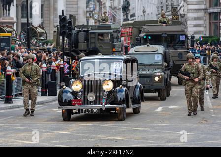 151 REGIMENT ROYAL LOGISTIC CORPS alla sfilata del Lord Mayor's Show nella City di Londra, Regno Unito. Field- Maresciallo Montgomery's 1939 Rolls-Royce Wraith car Foto Stock