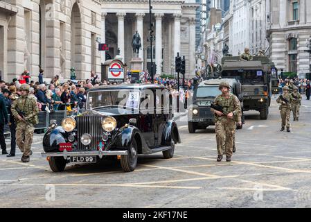 151 REGIMENT ROYAL LOGISTIC CORPS alla sfilata del Lord Mayor's Show nella City di Londra, Regno Unito. Field- Maresciallo Montgomery's 1939 Rolls-Royce Wraith car Foto Stock