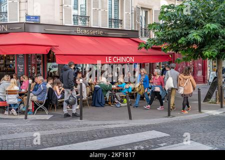 Cene fuori la brasserie le Chinon a Montmartre, Parigi, Francia Foto Stock