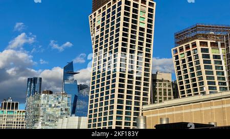 New York, NY, USA - 15 novembre 2022: La costruzione inclinabile di un condominio High Line visto dal tetto pubblico del Molo 57 Foto Stock