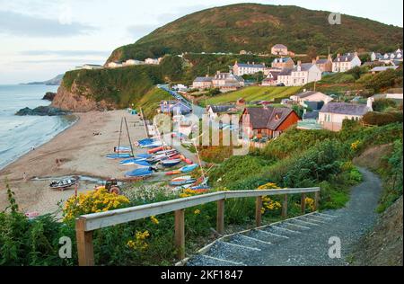 Barche sulla spiaggia di Tresaith in Galles Ceredigion Foto Stock