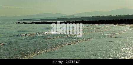 Promontori rocciosi nei pressi di Moelfre Dulas Bay sull'isola di Anglesey, Ynys Mon, Galles del Nord Regno Unito, Foto Stock