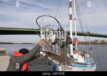 La barca a vela Golden Rule operata da Veterans for Peace arrivò a Burlington il 19 ottobre 2022. La nave sta girando in Nord America orientale, Great la Foto Stock