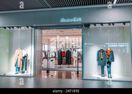 Danzica, Polonia, Europa - Ottobre 31 2022: Logo massimo Dutti nei negozi del centro commerciale. Massimo Dutti è un'azienda spagnola di produzione di abbigliamento che Foto Stock