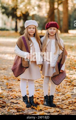 I bambini felici coccolano in un bellissimo parco autunnale Foto Stock