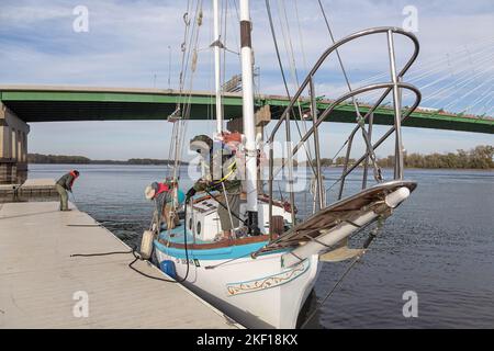 La barca a vela Golden Rule operata da Veterans for Peace arrivò a Burlington il 19 ottobre 2022. La nave sta girando in Nord America orientale, Great la Foto Stock