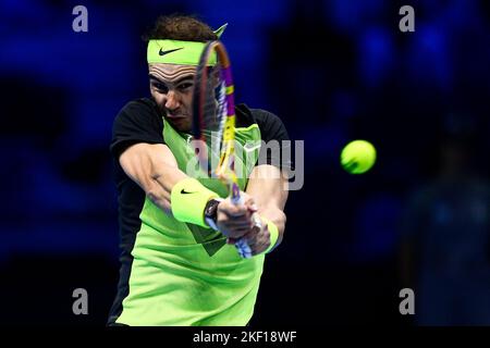 Torino, Italia. 15 novembre 2022. Rafael Nadal di Spagna gioca un colpo a rovescio durante il suo round robin match contro Felix Auger-Aliassime del Canada durante il terzo giorno delle finali ATP Nitto. Credit: Nicolò campo/Alamy Live News Foto Stock