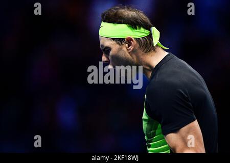 Torino, Italia. 15 novembre 2022. Rafael Nadal di Spagna festeggia durante il suo round robin match contro Felix Auger-Aliassime del Canada durante il terzo giorno delle finali ATP Nitto. Credit: Nicolò campo/Alamy Live News Foto Stock