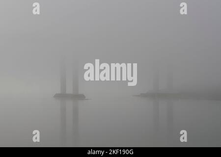 Sotto uno dei tanti ponti sul fiume Douro in un'alba nebbia Foto Stock