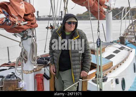 La barca a vela Golden Rule operata da Veterans for Peace arrivò a Burlington il 19 ottobre 2022. La nave sta girando in Nord America orientale, Great la Foto Stock