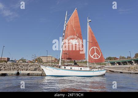 La barca a vela Golden Rule operata da Veterans for Peace dando tour ai visitatori il 20 ottobre 2022. La nave sta girando nell'est del Nord America, Great Foto Stock