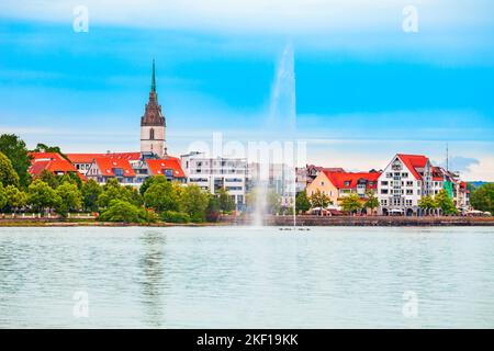 Fontana di mare e Chiesa di San Nicola nikolaus a Friedrichshafen. Friedrichshafen è una città situata sulle rive del lago di Costanza o Bodensee, in Baviera, nel Ger Foto Stock