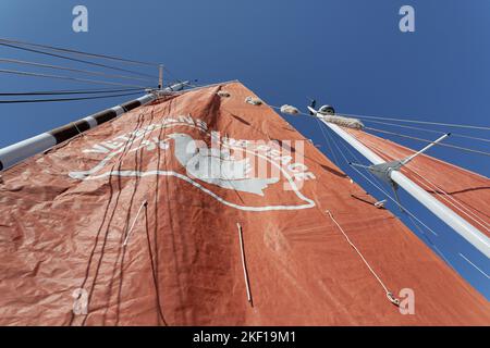 La barca a vela Golden Rule operata da Veterans for Peace dando tour ai visitatori il 20 ottobre 2022. La nave sta girando nell'est del Nord America, Great Foto Stock