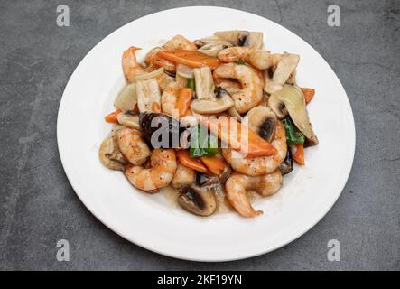 Vista dall'alto di un piatto orientale di Chop Suey con gamberi Foto Stock