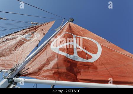 La barca a vela Golden Rule operata da Veterans for Peace dando tour ai visitatori il 20 ottobre 2022. La nave sta girando nell'est del Nord America, Great Foto Stock