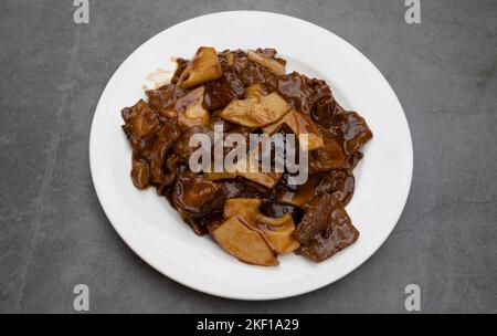 Manzo con bambù e funghi. Piatti tipici della cucina cinese Foto Stock