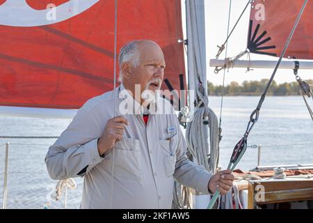 La barca a vela Golden Rule operata da Veterans for Peace dando tour ai visitatori il 20 ottobre 2022. La nave sta girando nell'est del Nord America, Great Foto Stock