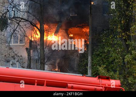 Kiev, Ucraina. 15th Nov 2022. Un incendio si vede in un edificio residenziale colpito da uno sciopero russo in mezzo all'attacco della Russia contro l'Ucraina a Kiev. (Credit Image: © Aleksandr Gusev/SOPA Images via ZUMA Press Wire) Credit: ZUMA Press, Inc./Alamy Live News Foto Stock