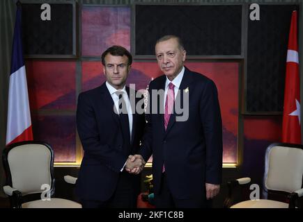 Bali, Indonesia. 15th Ott 2022. Il presidente turco Recep Tayyip Erdogan (R) incontra il presidente francese Emmanuel Macron martedì 15 novembre 2022 a Bali, Indonesia. Foto del Presidente Turco Ufficio Stampa/UPI. Credit: UPI/Alamy Live News Foto Stock