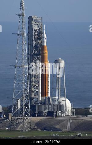 I controllori e i tecnici del lancio della NASA stanno preparando il lancio dello Space Launch System (SLS) e della navicella spaziale Orion dal complesso 39-B presso il Kennedy Space Center, Florida, martedì 15 novembre 2022. Il primo lancio del programma Artemis della NASA è previsto per il 16 novembre, poco dopo le 1:00. Foto di Joe Marino/UPI Credit: UPI/Alamy Live News Foto Stock