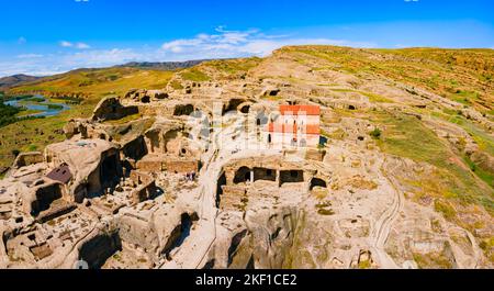 Uplistsikhe vista panoramica aerea. Uplistsikhe è un'antica città scavata nella roccia vicino a Gori nella regione di Shida Kartli in Georgia Foto Stock