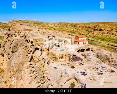 Uplistsikhe vista panoramica aerea. Uplistsikhe è un'antica città scavata nella roccia vicino a Gori nella regione di Shida Kartli in Georgia Foto Stock