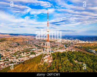 Tbilisi TV Broadcasting Tower vista panoramica aerea. Tbilisi è la capitale e la città più grande della Georgia, situata sulle rive del fiume Kura. Foto Stock