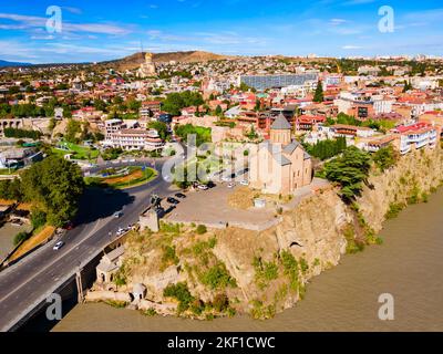 Vista panoramica aerea della Chiesa di Metekhi nel centro storico di Tbilisi. Tbilisi è la capitale e la più grande città della Georgia, situata sulle rive del fiume Kura Foto Stock