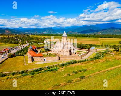 Vista panoramica aerea del complesso del Monastero di Alaverdi a Kakheti. Kakheti è una regione della Georgia orientale con Telavi come capitale. Foto Stock