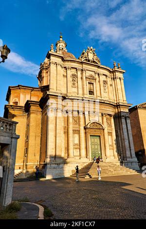 Roma Lazio Italia. Santi Luca e Martina è una chiesa situata tra il Foro Romano e il Foro di Cesare e vicino all'Arco di Settimo Severo Foto Stock