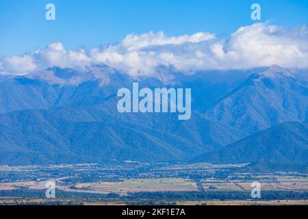 Valle Alazani e montagne del Caucaso, vista dalla città di Telavi. Telavi è la città principale della provincia di Kakheti in Georgia. Foto Stock
