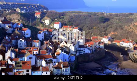 Vista dall'alto dei cottage affollati nello storico villaggio di pescatori di Staithes, North Yorkshire, Regno Unito. Foto Stock