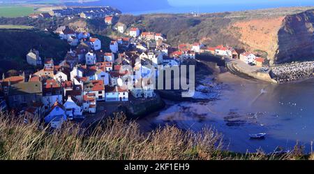Vista dall'alto dei cottage affollati e del porto nello storico villaggio di pescatori di Staithes, North Yorkshire, Regno Unito. Foto Stock