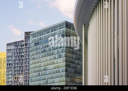 Architettura moderna sull'altopiano di Kirchberg, il quartiere finanziario e bancario del Lussemburgo. Sulla destra Philharmonie Luxembourg. Foto Stock