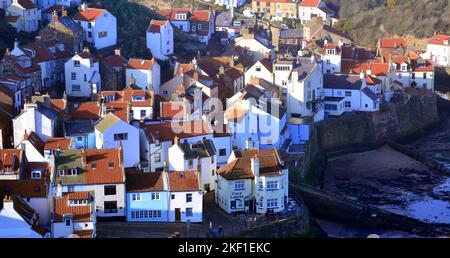 Vista dall'alto dei cottage affollati nello storico villaggio di pescatori di Staithes, North Yorkshire, Regno Unito. Foto Stock