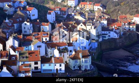 Vista dall'alto dei cottage affollati nello storico villaggio di pescatori di Staithes, North Yorkshire, Regno Unito. Foto Stock