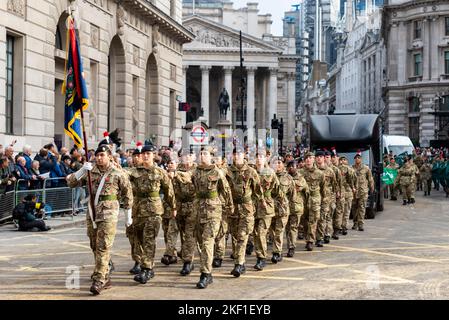 Esercito Cadet Force alla sfilata del Lord Mayor's Show nella City di Londra, Regno Unito. Giovani partecipanti in marcia Foto Stock