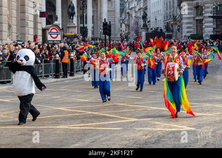 Zhejiang UK Association (ZJUKA) alla sfilata del Lord Mayor's Show nella City of London, Regno Unito. SCUOLA DI MANDARINO A LONDRA. Fondazione Jiacai (JCF). Cinese Foto Stock