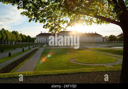 Il Palazzo Schleissheim e un grande parco barocco della famiglia reale Wittelsbach in serata sole, Oberschleißheim, Monaco, Baviera, Germania Foto Stock