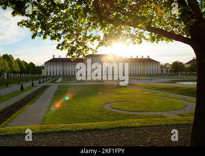 Il Palazzo Schleissheim e un grande parco barocco della famiglia reale Wittelsbach in serata sole, Oberschleißheim, Monaco, Baviera, Germania Foto Stock