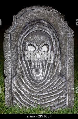 Halloween con cappuccio Skeleton Tombstone decorazione Yard di notte Foto Stock
