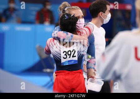 03rd AGOSTO 2021 - TOKYO, GIAPPONE: Simone BILES degli Stati Uniti abbraccia Ellie NERO del Canada dopo che quest'ultimo si è esibito al fascio di equilibrio delle donne durante le finali degli apparati di ginnastica artistica ai Giochi Olimpici di Tokyo 2020 (Foto di Mickael Chavet/RX) Foto Stock