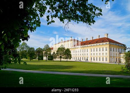 Il Palazzo Schleissheim e un grande parco barocco della famiglia reale Wittelsbach in serata sole, Oberschleißheim, Monaco, Baviera, Germania Foto Stock