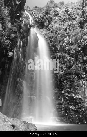 immagine verticale in scala di grigi di una cascata Foto Stock