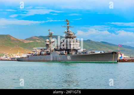 Novorossiysk, Russia - 02 ottobre 2020: Museo dell'incrociatore sovietico Mikhail Kutuzov nel porto di Novorossiysk sul Mar Nero a Krasnodar Krai, Russia Foto Stock