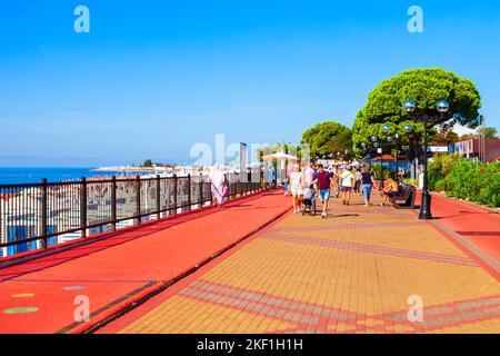 Sochi, Russia - 04 ottobre 2020: Imeretinsky Beach Embankment in Sochi resort città in Krasnodar Krai, Russia Foto Stock