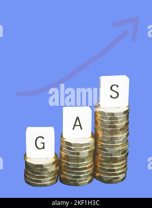 Disposizione di tre pile di monete da libbra con lettere DI GAS ortografico in cima alle pile. Illustrating l'aumento nel costo di benzina. Foto Stock