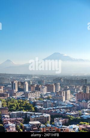 Skyline della città di Yerevan con la montagna Ararat sullo sfondo. Foto Stock