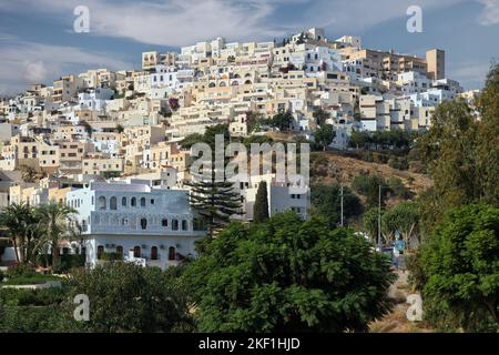 Pittoresco villaggio spagnolo collinare bianco-lavato di Mojacar durante la giornata di sole contro il cielo blu. Destinazioni di viaggio, luoghi famosi. Europa, sud S Foto Stock